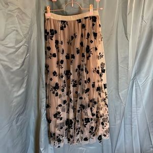S-M floral skirt. Taupe and black. 100% polyester.